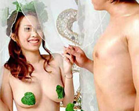 Đứng trước cổng trường phát ảnh khoả thân