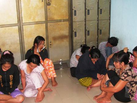 Cảnh sát quần cộc bơi sông phá 'casino quý bà'