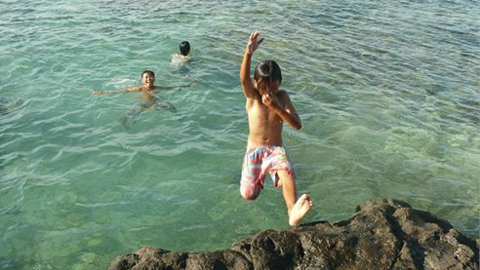 Thót tim nhìn trẻ em đùa giỡn với tử thần