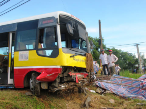 Hà Tĩnh: Xe buýt gây tai nạn, 7 người thương vong
