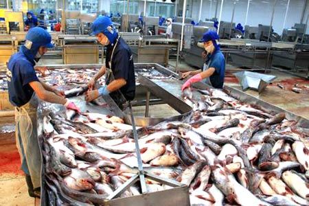 Trung Quốc gây khó trên biển, tận thu trên bờ