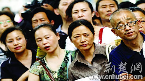 Con thi đại học xong, cha mẹ lũ lượt chia tay