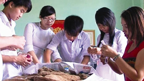 Học sinh tự soạn giáo trình 'chuyện ấy'