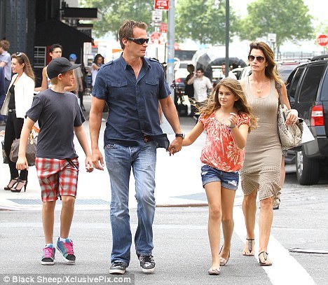 Siêu mẫu Cindy Crawford khoe con gái giống mẹ như đúc
