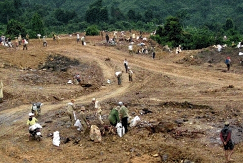 Dùng thuốc nổ đánh sập hầm vàng