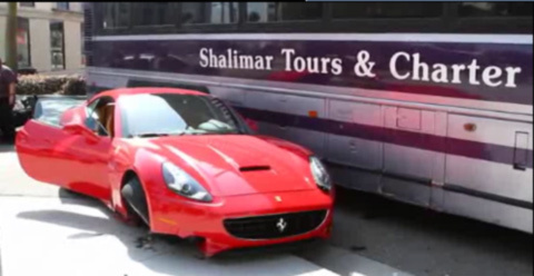 Xế hộp xịn bị xe bus phá nát