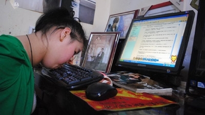 Cảm phục cô gái viết tiểu thuyết bằng môi