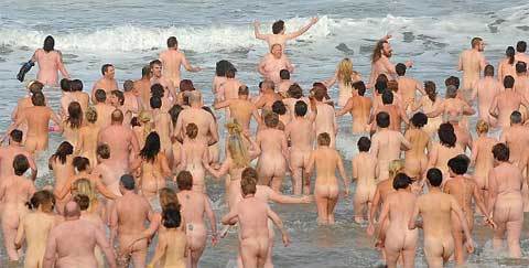 Xác lập kỷ lục thế giới về tắm truồng