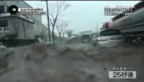 Clip đang lái xe gặp sóng thần