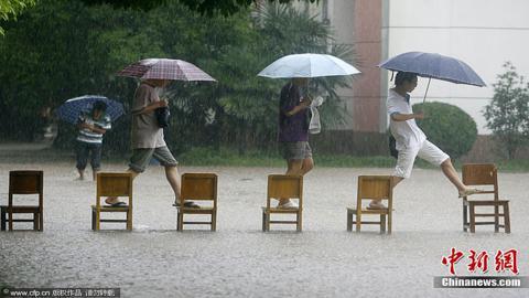 Miền nam Trung Quốc bì bõm trong lụt lội