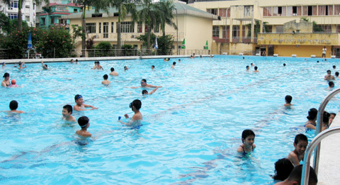 Ám ảnh ghê người ở bể bơi đồng tính