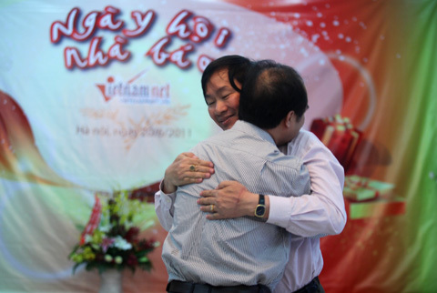 Cái ôm thắm thiết TBT VietNamNet cũ và mới
