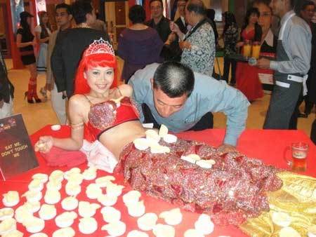 Tiết lộ giá bữa ăn trên cơ thể người mẫu