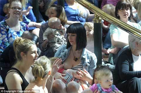 Thi nhau cho con bú trước bàn dân thiên hạ