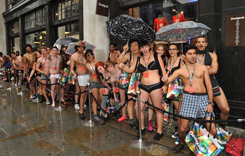 Háo hức cởi đồ chen xếp hàng mua sắm