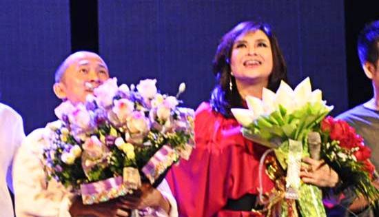 Quốc Trung bối rối khi 'cầm tay' vợ cũ Thanh Lam