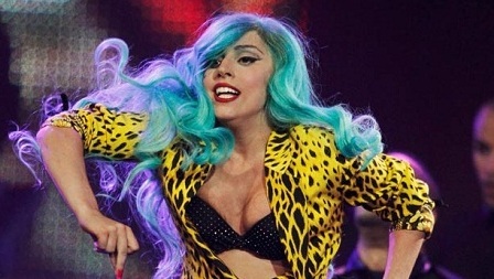 Lady Gaga lại khoe ngực