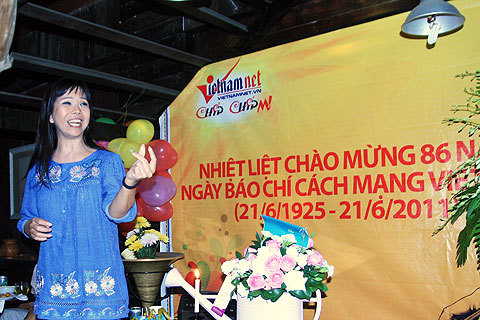 Ca sĩ Ánh Tuyết chung vui với báo VietNamNet