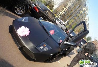 Choáng váng đám cưới toàn siêu xe