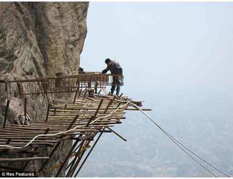 Thót tim làm đường trên vách đá dựng đứng
