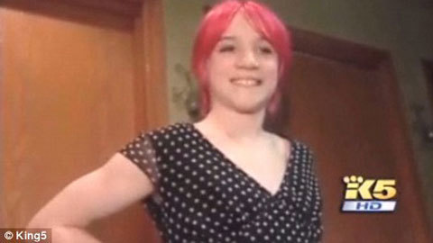 Nam sinh bị đình chỉ học vì mặc váy của mẹ đến trường