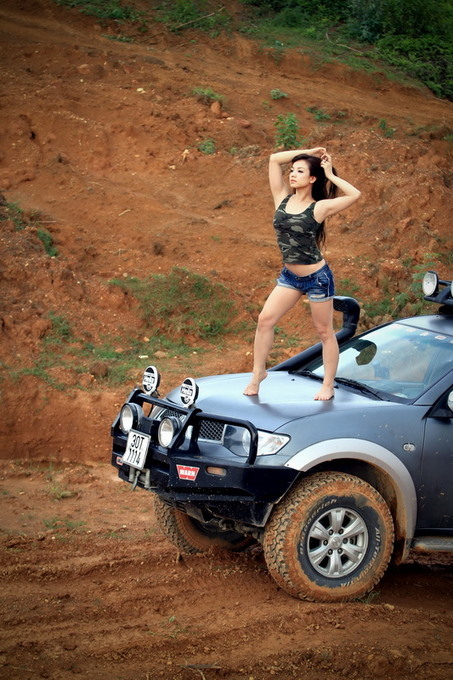 'Chân dài' đẹp miên man trên đường đua mạo hiểm