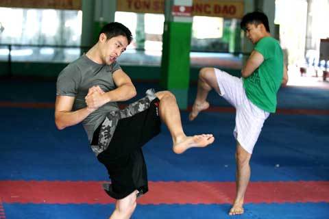 Johnny Trí Nguyễn đánh lộn với Khương Ngọc