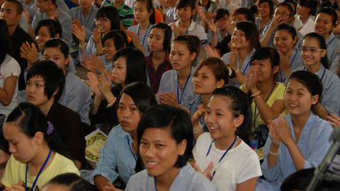 Nghỉ hè, giới trẻ kéo nhau lên chùa đi...tu