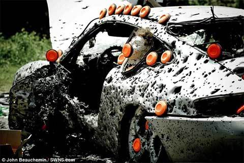 Siêu xe Porsche tan nát vì 10.000 viên đạn