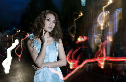Mỹ Tâm một mình dạo phố đêm