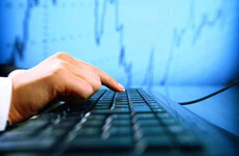 Vợ tự tử theo chồng sau cáo buộc tải ảnh khiêu dâm