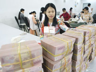 Tỷ giá hay lãi suất?