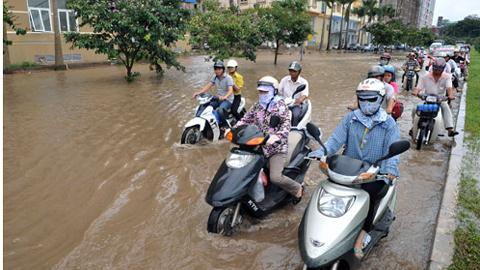 Hà Nội xáo trộn vì mưa bão