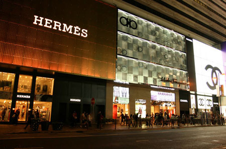 Muôn kiểu cuồng hàng hiệu... phô giàu có