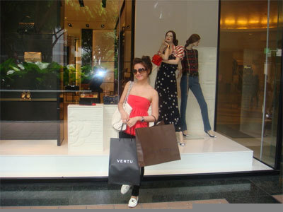 Sao Việt: đi xe xịn, dùng điện thoại vài chục ngàn đô