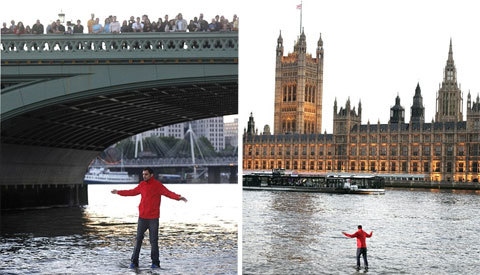 Kinh ngạc với màn ảo thuật đi bộ trên sông