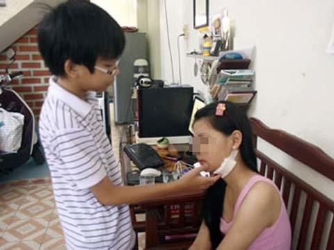 Nữ sinh rạch mặt bạn bị đình chỉ học