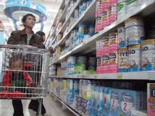 Phát hiện nhiều mặt hàng tăng giá 'té nước theo mưa'