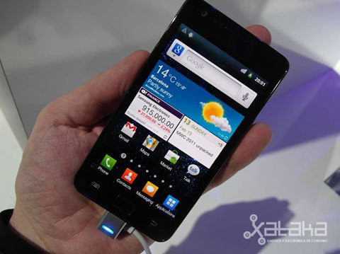 iPhone 5 sẽ có đối thủ 'nặng kí'