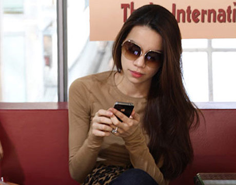 Người đẹp Việt dùng điện thoại 