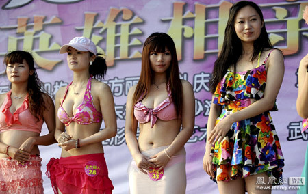 Thiếu nữ trình diễn bikini để đại gia tuyển vợ
