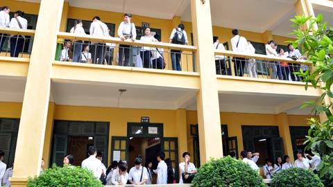 Sinh viên sư phạm tự họa bản thân