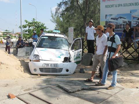 Đâm xe máy, taxi lộn 3 vòng