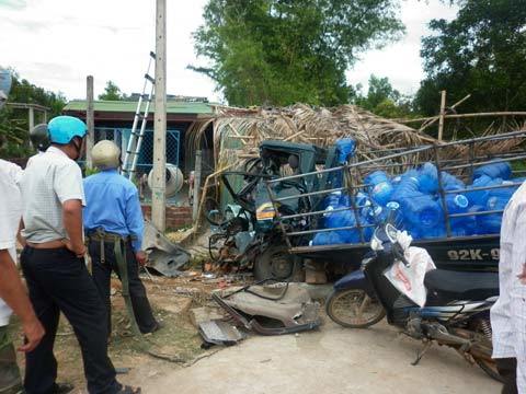 2 xe tải đấu đầu, 3 người nguy kịch