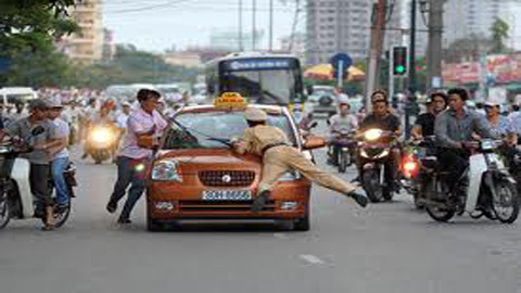 Hà Nội: Cảnh sát bị kéo lê trên đường