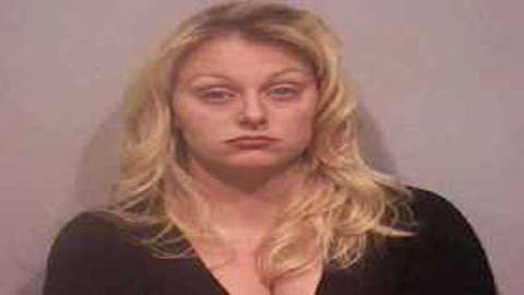 Say xỉn, dùng bầu sữa tấn công cảnh sát