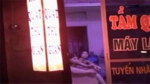 Sa ngã sau lần bị cưỡng bức tập thể