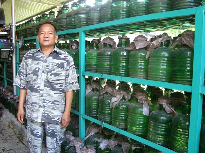 Lạ kỳ người đàn ông sưu tập 1.600 bình rượu