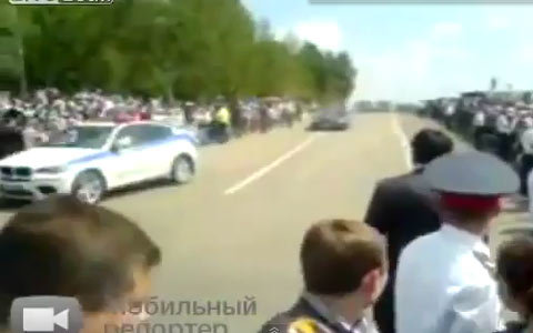 Tổng thống Nga mất lái, suýt đâm vào đám đông