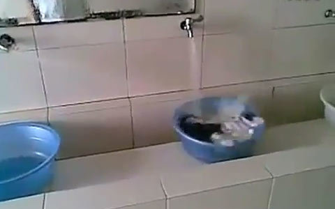 Clip sáng kiến giặt tự động không cần máy giặt